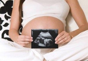 Gravida segurando o ultrassom 