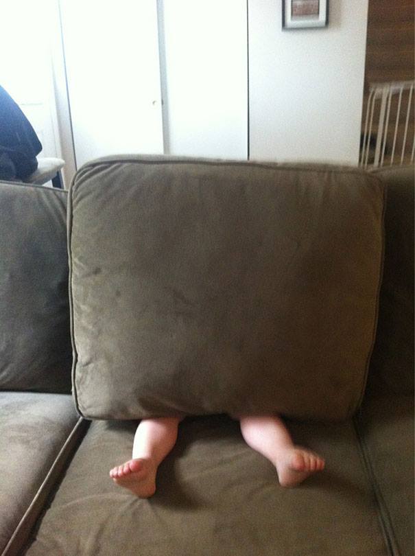  esconde-esconde no sofá